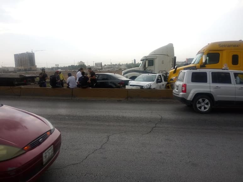 Acudieron los cuerpos de rescate para atender a posibles lesionados, pero ninguno ameritó ser trasladado al hospital. (EL SIGLO DE TORREÓN)