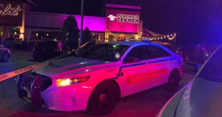 Una mujer murió y varias personas resultaron lesionadas cuando un conductor atropelló a un grupo de gente en el estacionamiento de un restaurante en un suburbio de Houston después de una pelea registrada la madrugada del jueves, informó la policía. (ESPECIAL)