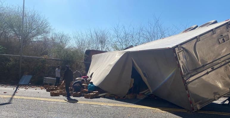 Aproximadamente en el kilómetro 150 de la citada rúa, un tráiler que entraba a territorio duranguense procedente de Sinaloa y se quedó sin frenos salió de la cinta asfáltica y terminó volado sobre su lado derecho.
(EL SIGLO DE TORREÓN)