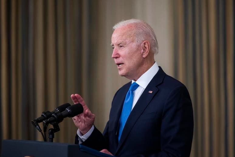 El presidente Joe Biden ha cumplido su objetivo de tener la mayoría de las escuelas primarias y secundarias abiertas para el aprendizaje completo y en persona en sus primeros 100 días de gobierno, según una encuesta, pero la proporción de estudiantes que eligen regresar sigue rezagada. (ARCHIVO)