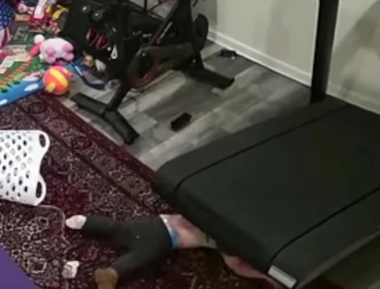 Reguladores federales de seguridad publicaron un escalofriante video en el que un bebé es arrastrado bajo una caminadora por la banda, como parte de una alerta a los usuarios de no dejar el aparato cerca de niños y mascotas. (Especial)