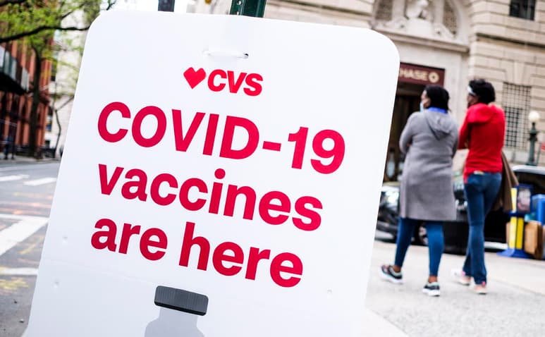 Nueva York planea ofrecer tan pronto como este fin de semana vacunas de una sola dosis de Johnson & Johnson a turistas en atracciones locales como Times Square, el puente de Brooklyn y Central Park, previa aprobación de las autoridades del estado, según anunció este jueves el alcalde Bill de Blasio. (ARCHIVO) 