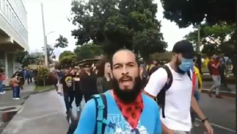 'Nos están matando en Colombia', vociferaba Lucas Villa en las manifestaciones pacíficas de este miércoles en la ciudad de Pereira (centro-oeste), poco antes de que, al parecer, dos personas comenzaran a disparar contra la protesta y este estudiante de 37 años acabase en estado crítico en el hospital. (ESPECIAL) 