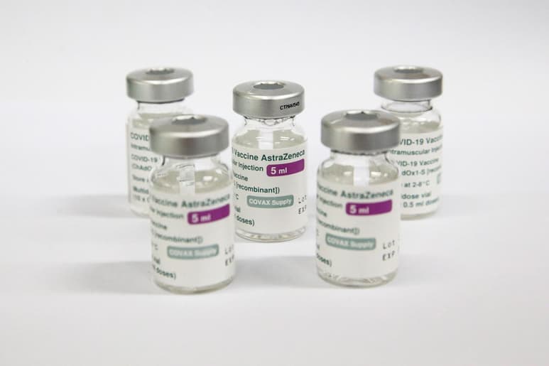 Alemania autorizó el jueves la vacuna de AstraZeneca contra el coronavirus para todos los adultos, en un intento por inmunizar a la mayor cantidad de gente lo más rápido posible, anunció el ministro de Salud, Jens Spahn. (ARCHIVO)