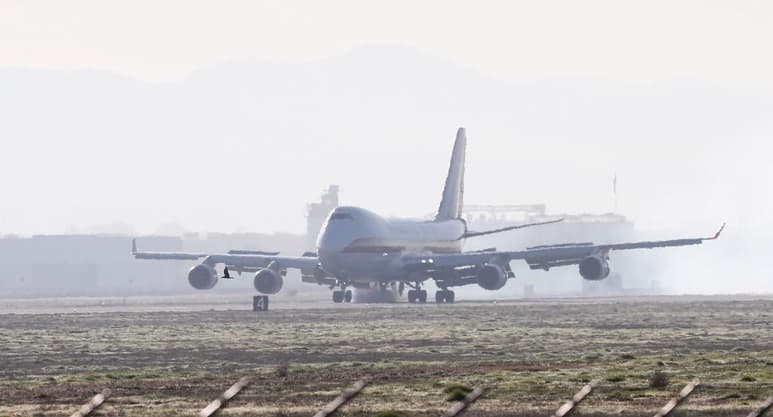 Un avión de pasajeros de Allegiant regresó sin contratiempos al Aeropuerto Internacional de Los Ángeles después de que un ave fuera succionada por una de sus turbinas el jueves por la mañana, informaron las autoridades. (ARCHIVO) 

