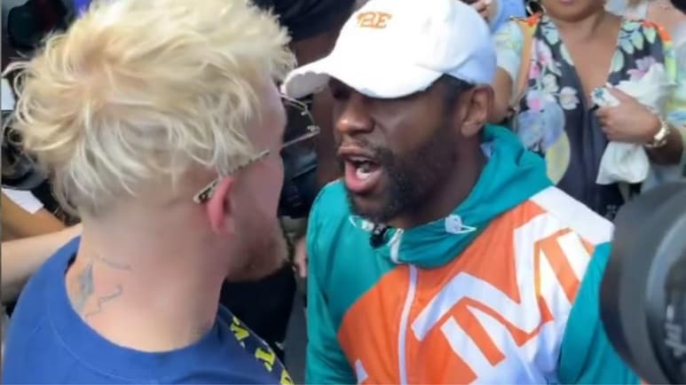 Las cosas se pusieron físicas entre Jake Paul y Floyd Mayweather, durante una confrontación mientras la leyenda del boxeo atendía a la prensa previo a su pelea contra Logan Paul, hermano de Jake. (ESPECIAL)