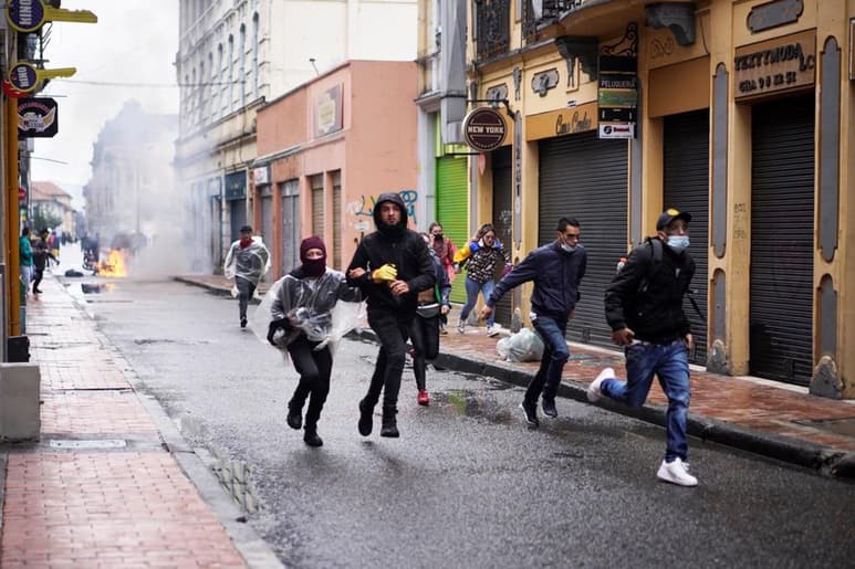 La Policía ha lanzado 'proyectiles múltiples' desde tanquetas a las personas que protestan en Colombia desde hace nueve días y que, justamente, reclaman contra la brutalidad policial que, según la ONG Temblores, ha dejado 37 víctimas mortales, denunció este jueves Human Rights Watch (HRW). (ARCHIVO)
