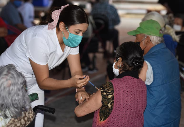 La delegación regional de Bienestar Social en La Laguna de Coahuila anuncio esta noche que aquellas personas adultas mayores de 60 años de Torreón que por algún motivo no alcanzaron a aplicarse la segunda dosis contra el COVID-19, podrán acudir el próximo sábado 8 y domingo 9 de mayo a la Facultad de Derecho, ubicada sobre el bulevar Revolución. (ARCHIVO)