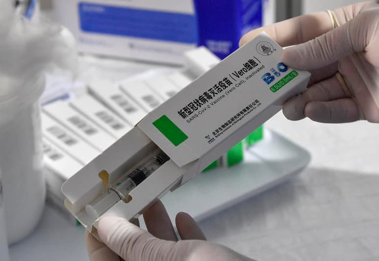 La Organización Mundial de la Salud (OMS) aprobó hoy el uso de emergencia de la vacuna china Sinopharm contra la COVID-19, la sexta que autoriza tras haber constatado que cumple los criterios de seguridad, eficacia y seguridad requeridos. (ARCHIVO)