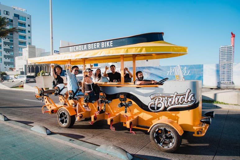 Bichola Beer Bike, la cual se mantiene en movimiento con los pedales que sus pasajeros deberán echar a andar desde sus asientos, al mismo tiempo que en la barra son atendidos con tragos de cerveza artesanal. (ESPECIAL)