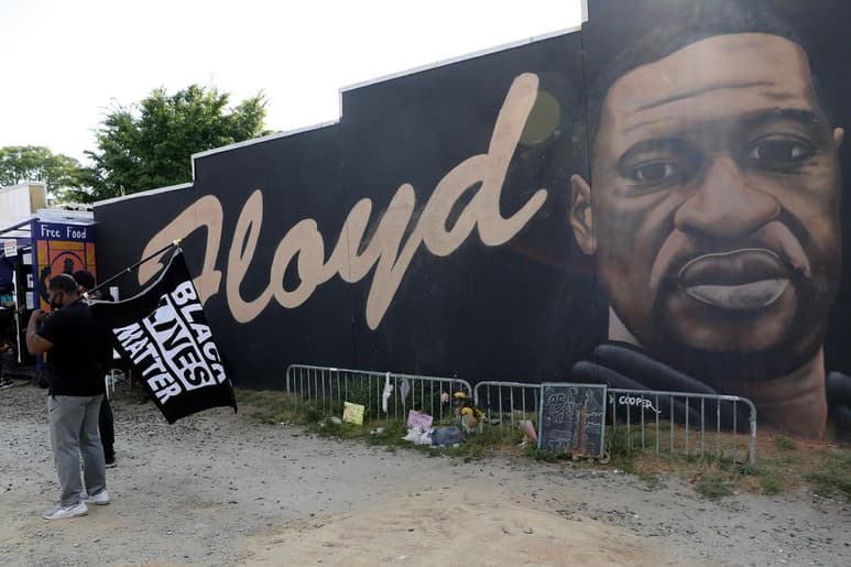 Un gran jurado federal de Estados Unidos imputó este viernes a cuatro exagentes de policía, entre ellos Derek Chauvin, por supuestamente haber violado los derechos constitucionales del afroamericano George Floyd, cuya muerte en Minneapolis (Minnesota) en mayo pasado provocó una ola de protestas en el país contra la brutalidad policial y por la justicia racial. (ARCHIVO)