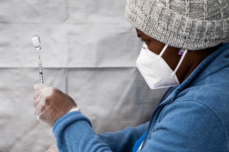 Pfizer y BioNTech anunciaron este viernes que iniciaron el proceso para obtener en Estados Unidos la aprobación plena de su vacuna contra la COVID-19, que se utiliza desde diciembre bajo una autorización de emergencia. (ARCHIVO) 

 