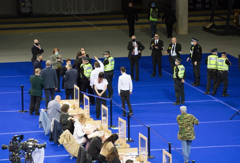 Los primeros resultados confirmados de los comicios municipales parciales celebrados ayer, jueves, en el Reino Unido, han dado victorias clave para los 'tories', como la obtenida en la circunscripción inglesa de Hartlepool, y han puesto contra las cuerdas el liderazgo laborista de Keir Starmer, que ve cuestionado su proyecto. (EFE)