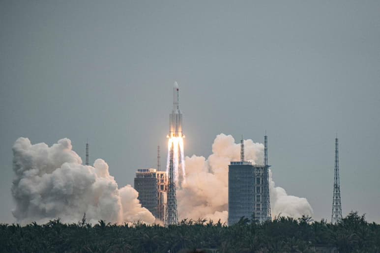 La exploración espacial todavía tiene mucho que revelarnos. En los últimos años hemos quedado impresionados con las imágenes que nos llegan de otros planetas y todo lo que se ha ido descubriendo. Sin embargo, ese desarrollo tiene un precio y es que estamos llenando el espacio de basura y otros objetos que en ocasiones esta puede perder el control y regresar a la Tierra. (ARCHIVO)
