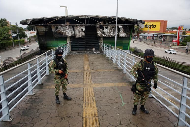 El Escuadrón Móvil Antidisturbios (Esmad) de la Policía colombiana disparó perdigones contra tres periodistas que cubrían una protesta en el municipio de Sibaté, cercano a Bogotá, y dos de ellos resultaron heridos por el ataque, denunció este viernes la Fundación para la Libertad de Prensa (FLIP).(EFE)