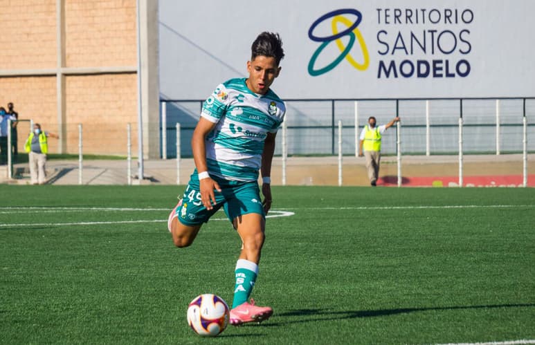En los primeros 90 minutos de la serie, los juveniles albiverdes nunca pudieron descifrar el cerrojo defensivo de los universitarios. (CLUB SANTOS)