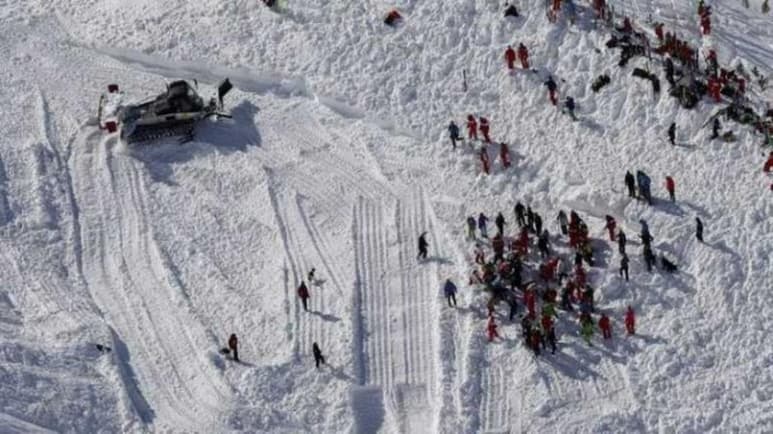 Una persona salió ilesa y grupos de rescate siguen trabajando en la zona para intentar determinar si alguien más ha podido ser arrastrado por la nieve, indicó la prefectura local en un comunicado.
(AP)