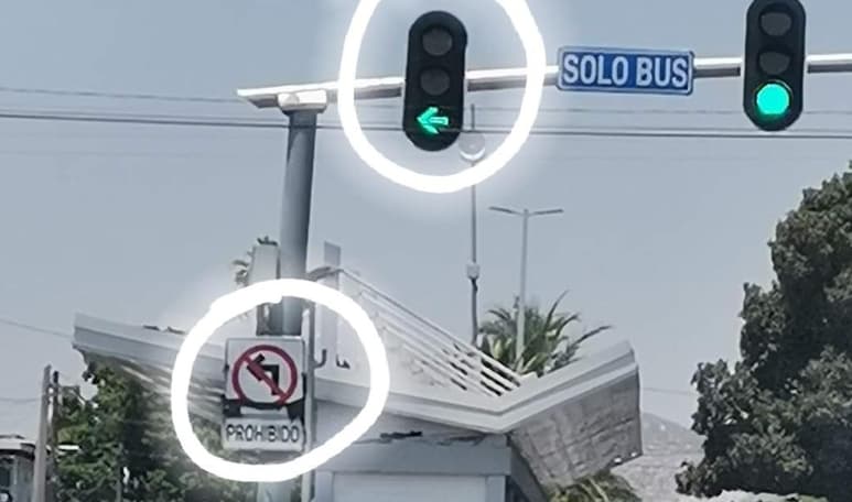Conductores se ven 'confundidos' ante las indicaciones del semáforo y el letrero que se encuentra bajo éste sobre el boulevard Revolución en Torreón (CAPTURA)