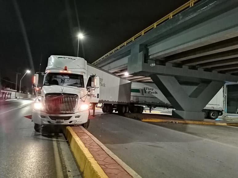 Los hechos se registraron cerca de las 4:20 de la madrugada de este sábado sobre el bulevar Torreón-Matamoros, a la altura del bulevar Torreón 2000, frente a la colonia Gustavo Díaz Ordaz.
(EL SIGLO DE TORREÓN)
