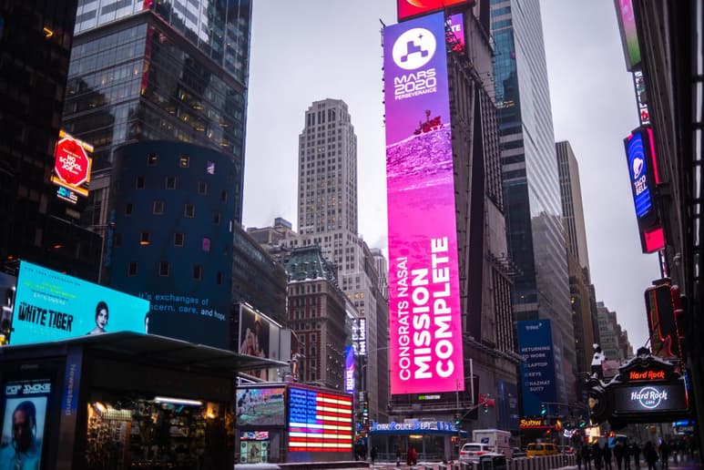 Dos mujeres y una niña fueron disparadas este sábado en Times Square, en Nueva York, donde se vivieron momentos de tensión y la policía local ha desalojado parcialmente la plaza mientras busca al atacante, según informaron medios locales. (EFE)