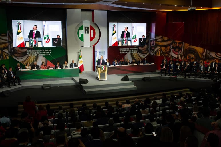 Si bien la alianza que armó el Partido Revolucionario Institucional (PRI) con Acción Nacional (PAN) y el Revolucionario Democrático (PRD) le será benéfica para no caer del escenario político nacional, politólogos y analistas consideran que el tricolor llega a esta elección desfondado, porque sus antiguas clientelas hoy están con Morena, y no dispone de los recursos federales para alimentarlas. (ARCHIVO)
