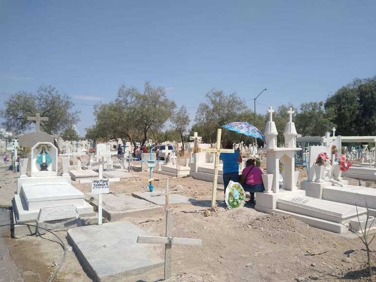Previo al Día de las Madres, los panteones municipales de Torreón registraron este domingo baja afluencia hasta antes de las 12 del día. (ANGÉLICA SANDOVAL)