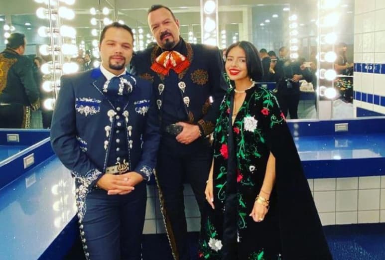 La noche del sábado, en el marco de la pelea entre el mexicano Saúl 'El Canelo' Álvarez y el británico Billy Joe Saunders, Pepe Aguilar y sus hijos, Ángela y Leonardo, interpretaron el Himno Nacional de México, algo que causó toda una polémica en redes sociales, mismo por lo que el cantante de 52 años salió a hablar al respecto sobre la interpretación de su hija. (ESPECIAL)