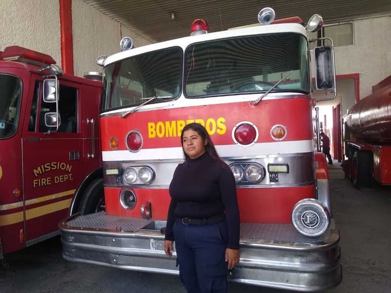 La joven de 22 años se integró hace dos semanas al Departamento de Bomberos de Madero. (EL SIGLO DE TORREÓN)