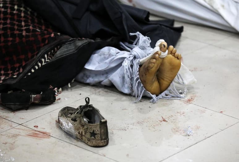 Familias acongojadas sepultaron el domingo a sus seres queridos tras el espeluznante estallido de una bomba en una escuela para niñas en la capital afgana que mató a 50 personas, muchas de ellas niñas de apenas entre 11 y 15 años de edad. La cifra de heridos por el atentado del sábado ascendía a más de 100, indicó el portavoz del Ministerio de Relaciones Interiores Tariq Arian. (ARCHIVO)