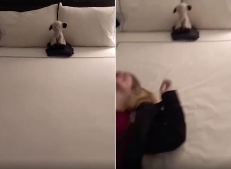 La grabación revela que el novio no estaba solo cuando tomó la imagen. (INTERNET)