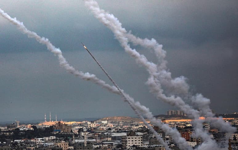 Nueve palestinos, entre ellos tres niños, murieron hoy en Gaza por bombardeos del Ejército israelí en represalia por el lanzamiento de varios cohetes desde la franja que llegaron hasta Jerusalén, en una de las jornadas más tensas de los últimos años. (ARCHIVO)
