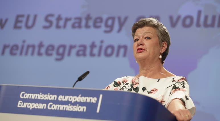 La comisaria europea de Interior, Ylva Johansson, expuso hoy ante la comisión de Libertades Civiles de la Eurocámara la nueva estrategia europea contra el tráfico de personas, un problema que afecta sobre todo a mujeres, y defendió la idea de castigar a los clientes de prostitutas víctimas de trata. (ARCHIVO) 
