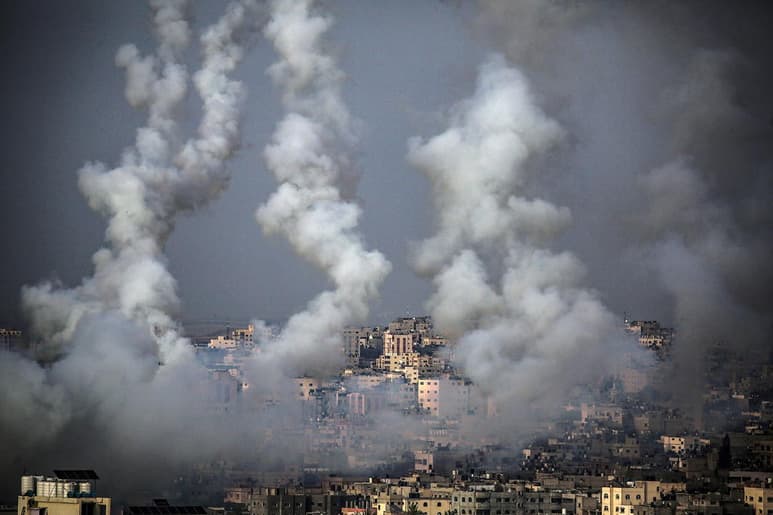 Al menos veinte palestinos, entre ellos nueve niños, murieron hoy en la Franja de Gaza y 65 resultaron heridos en plena escalada de violencia con Israel, que incluyó el disparo masivo de cohetes desde el enclave, que hicieron sonar las alarmas en una tensa Jerusalén. (EFE) 
