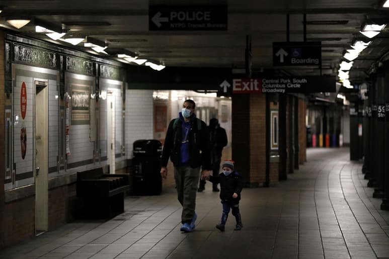 La ciudad de Nueva York ofrecerá vacunas de coronavirus en algunas de las principales estaciones de metro y de trenes esta semana en un esfuerzo por impulsar la campaña de inmunización, que se ha ralentizado en las últimas semanas, informó este lunes el gobernador neoyorquino, Andrew Cuomo. (ARCHIVO) 
