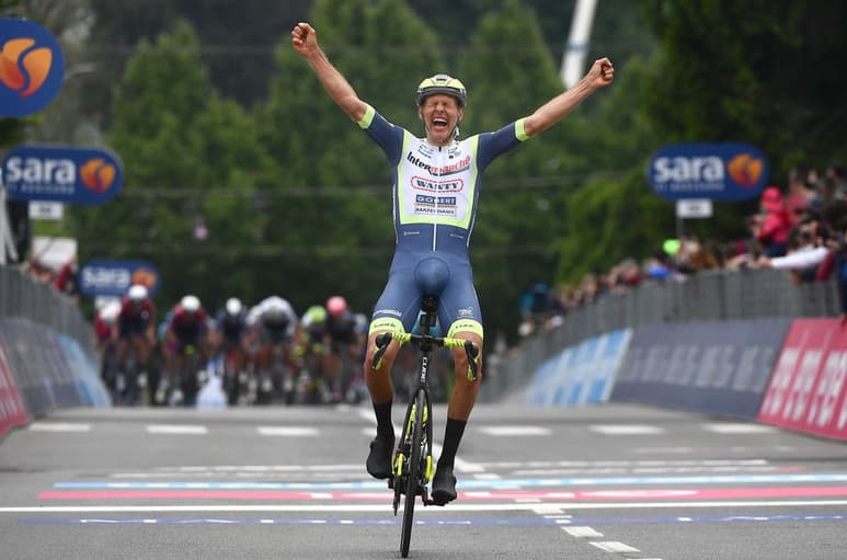 Taco van der Hoorn celebra luego de ganar la tercera etapa del Giro de Italia; Filippo Ganna continúa como líder en la general. (EFE)