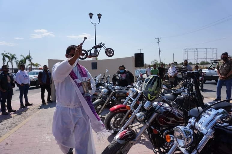 Decenas de aficionados al motociclismo acudieron a ofrecer sus respetos a Andrés Vladimir. (EL SIGLO DE TORREÓN)