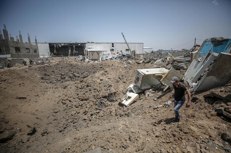 Los 26 palestinos que han muerto hasta el momento en la actual escalada de violencia con Israel fueron enterrados en la Franja de Gaza, donde algunos edificios quedaron hoy reducidos a escombros tras casi 24 horas de intercambio de fuego entre las milicias del enclave y el Ejército israelí. (EFE)