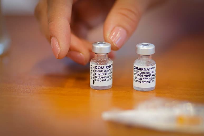 La Agencia Europea de Medicamentos (EMA) aseguró este martes a Efe que, 'debido al progreso en la evaluación' del uso de la vacuna de Pfizer en menores de entre 12 y 15 años, espera concluir la revisión de todos los datos disponibles de los ensayos clínicos en este grupo de edad 'antes de finales de este mes'. (EFE)