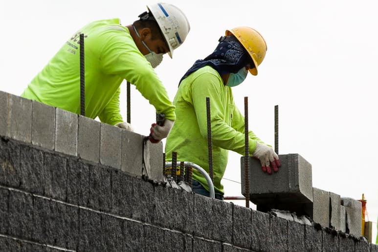 Los empleadores estadounidenses registraron un número récord de vacantes de trabajo en marzo, ilustrando claramente la sed de las empresas por trabajadores nuevos a medida que el país sale de la pandemia y la economía se expande. (ARCHIVO)