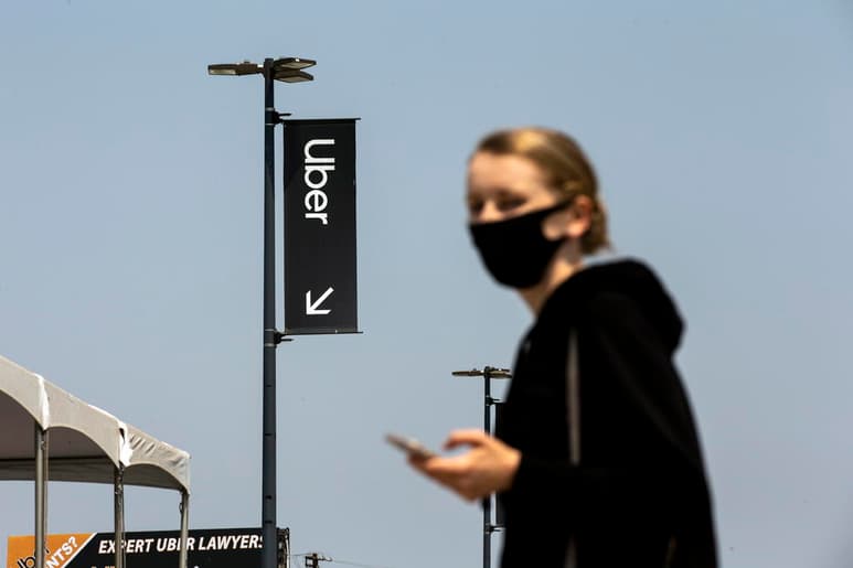 Uber y Lyft brindarán viajes gratuitos hacia y desde los sitios de vacunación contra el COVID-19 como parte de la campaña nacional contra el coronavirus, informaron funcionarios estadounidenses. (ARCHIVO)