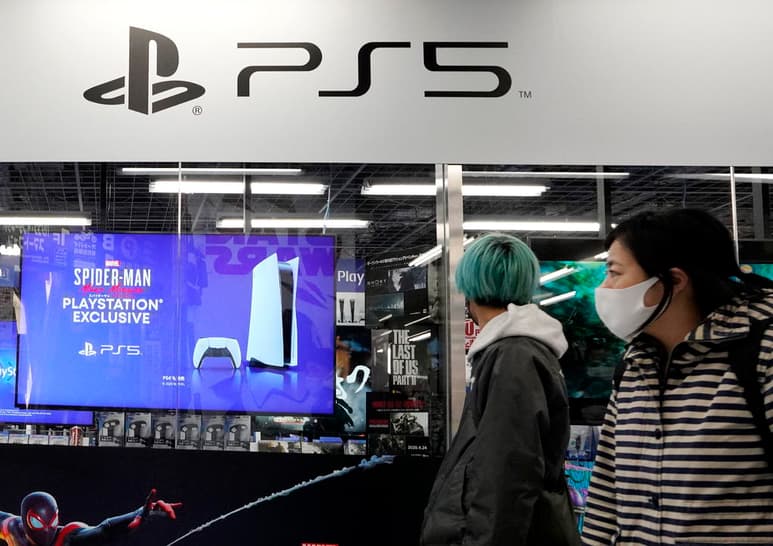Las ventas de la nueva generación de la consola de Sony han sido un éxito. Millones de personas en el mundo no dudaron en comprar el dispositivo desde que estuvo disponible a finales de 2020. Sin embargo, en varios mercados muchos gamers se han quedado con las ganas de tener una PS5, no por falta de dinero, sino de disponibilidad, situación que, advirtió la compañía, no se solucionará pronto. (ARCHIVO)
