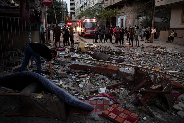 El enfrentamiento entre Israel y Hamas provocado por semanas de tensiones en Jerusalén se intensificó el martes, cuando Israel lanzó nuevos ataques aéreos contra la Franja de Gaza, mientras que los combatientes palestinos atacaron el sur de Israel con cientos de cohetes. Los nuevos desarrollos mataron a decenas de milicianos y civiles en Gaza, y a por lo menos tres personas en Israel. (AP)