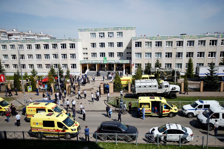 Galiáyev salió de la escuela para entregarse a la policía. (AP)