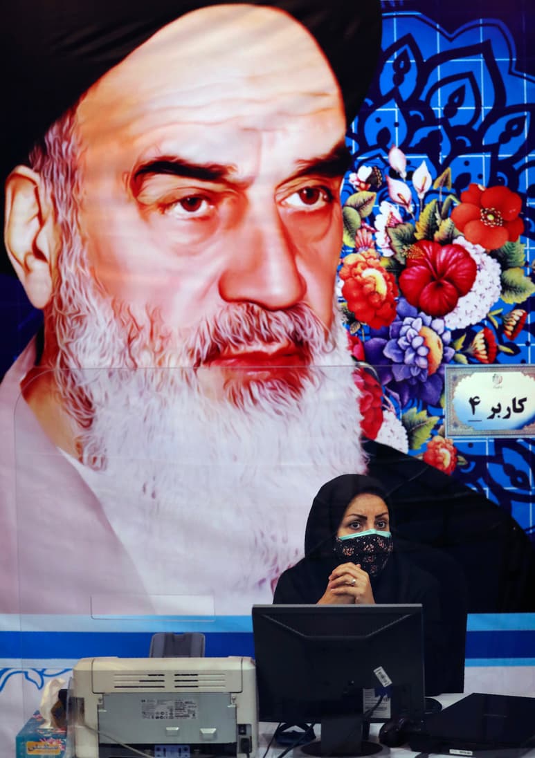 Ruhani no puede presentarse de nuevo por la ley de reelección. (EFE)
