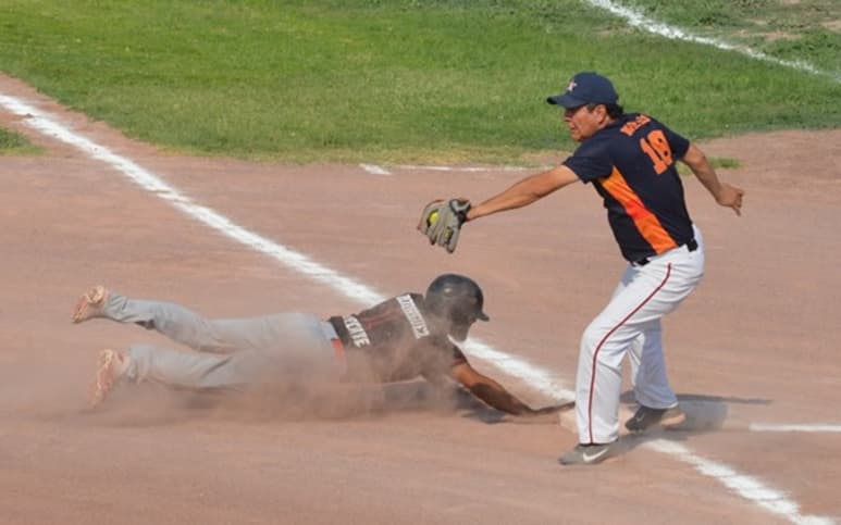 Jugadas bastante cerradas en las bases, se pudieron observar durante la jornada anterior, con los equipos rumbo a los playoffs. (ESPECIAL)