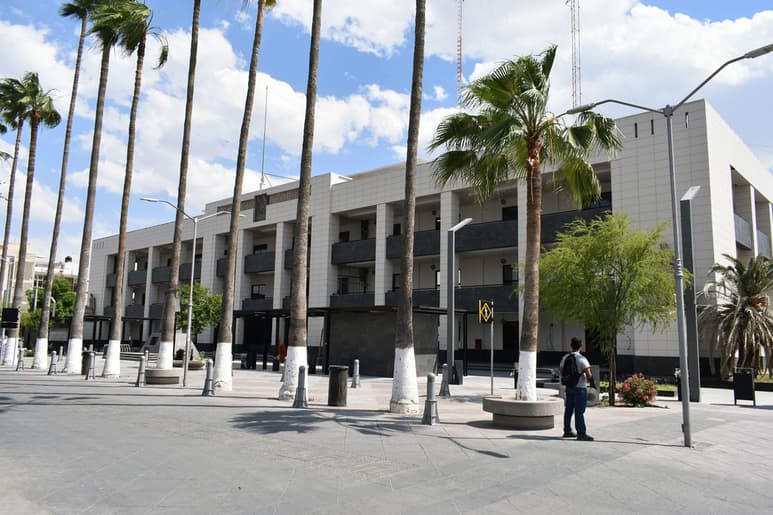 Los adultos mayores que no alcanzaron a vacunarse pueden solicitar cita en el Palacio Federal. (ARCHIVO)