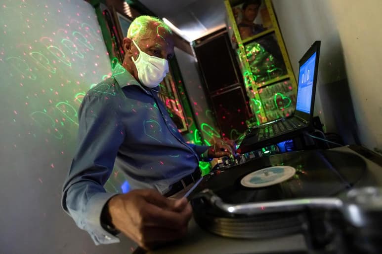 Pese a las limitaciones que ha traído el COVID-19 desde hace más de un año, Pereira continúa activo desde su estudio con más de 3 mil canciones y decenas de discos (EFE)