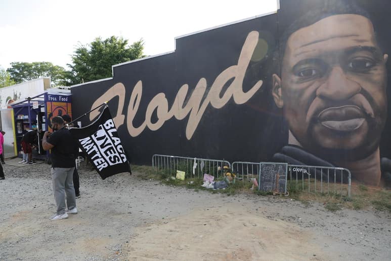 Un juez en Minnesota falló que hubo agravantes en la muerte de George Floyd, allanando el camino para una mayor sentencia contra Derek Chauvin, el policía considerado responsable del homicidio. (ARCHIVO)
