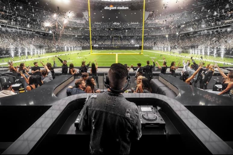 Con el regreso próximo de los aficionados a todos los estadios de la NFL, se presentó el club nocturno que tendrá el de los Raiders de Las Vegas. El Allegiant Stadium, que se inauguró la temporada pasada pero no recibió público en ninguno de sus ocho partidos de temporada regular por la pandemia de COVID-19, presentó el 'antro' que se colocará detrás de las diagonales durante la campaña que arranca en septiembre. (ESPECIAL)