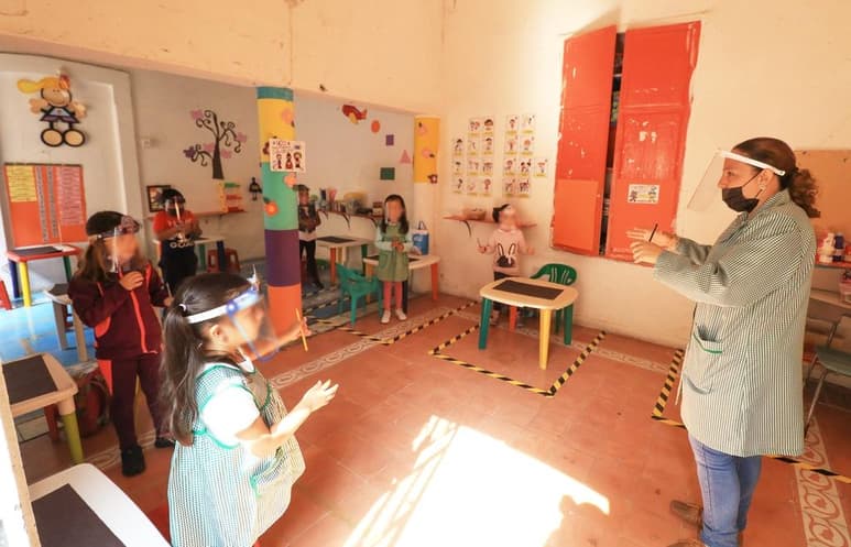 Para el próximo regreso a clases semipresencial en 15 escuelas públicas de nivel básico no será obligatorio el uso del uniforme escolar para niños, niñas y adolescentes de la Región Lagunera de Coahuila.
(ARCHIVO)